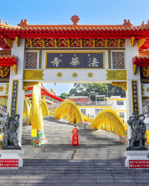 金龍山法華寺位在南投中寮鄉，還沒抵達遠遠的就可看見超巨大的兩隻金壁輝煌的巨龍兩隻...