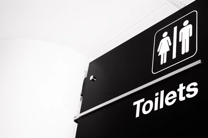 公共場所公廁外多數有男性或女性或共用廁所的圖示。 情境示意圖。圖／Ingimage