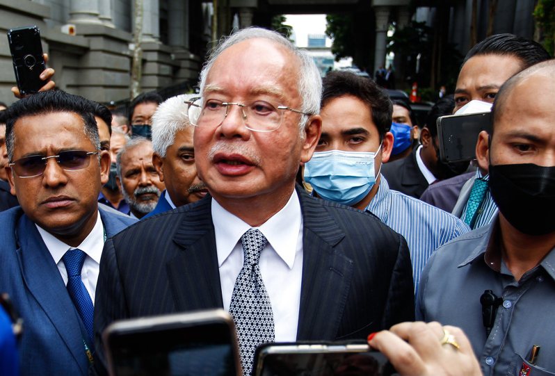 馬來西亞前首相納吉（中）。（歐新社）