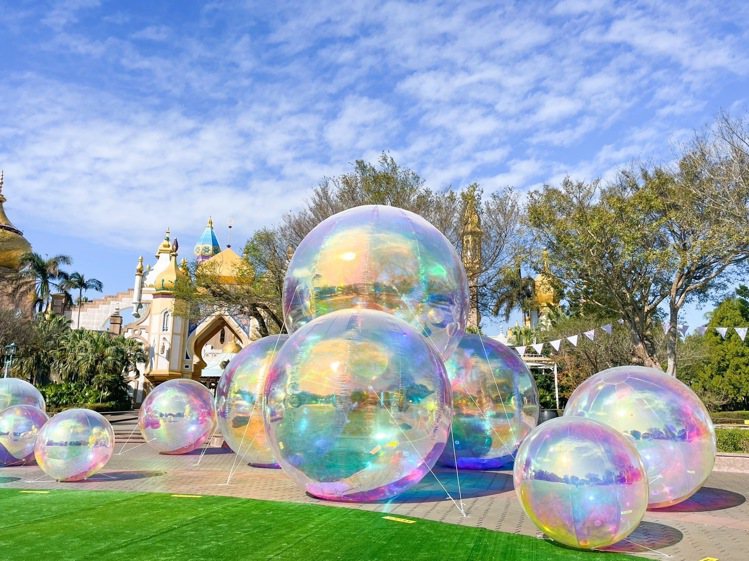 七米高巨型炫彩奇幻泡泡球，宛如置身在迷離奇幻的夢境場景。圖/六福旅遊集團提供