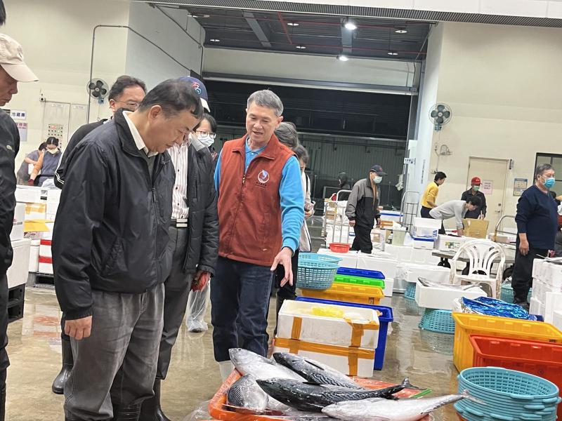 漁業署長張致盛今天到高雄岡山魚市場，向魚市場從業人員拜年。圖／漁業署提供