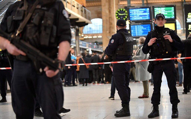 法國巴黎里昂火車站當地時間3日上午8時發生隨機刺人案，警方稱已知三人受傷，凶嫌已遭逮捕。警方已封鎖車站部分區域並全副武裝駐守。擷取自X