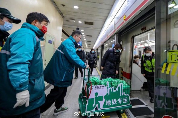 去年底，上海也開始利用地鐵運送快遞。圖／取自中國郵政