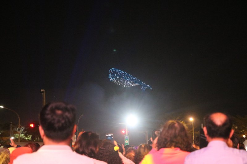 長達12分鐘的無人機表演呈現許多台南的特色，像是大魚的祝福、安平古堡、台南400意象標誌等，吸引民眾目光。記者萬于甄／攝影