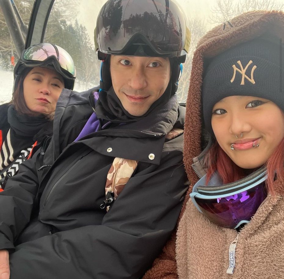 梧桐妹(右)與媽媽賈靜雯(左起)、繼父修杰楷到日本滑雪。圖／截圖自IG