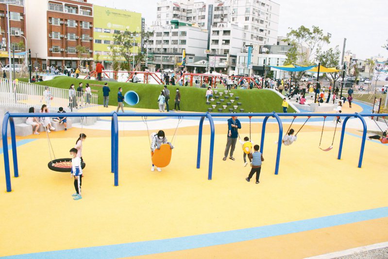 彰化延平公園停車場昨起試營運，孩童湧入體驗新遊具設施。記者林敬家／攝影
