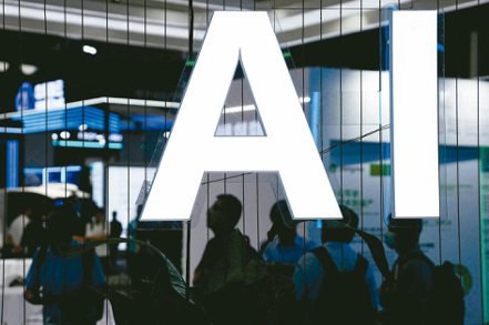 Meta、微軟、Alphabet和亞馬遜今年都將提高AI相關伺服器、晶片、網路設備等支出。(路透)