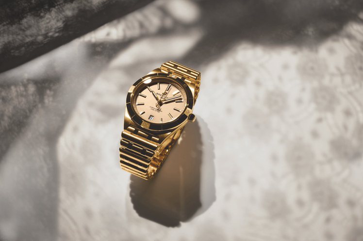 限量版Chronomat 36 Victoria Beckham自動腕錶36毫米「維多利亞貝克漢」聯名特別版，黃金、36毫米、自動上鍊機芯、時間與日期顯示，882,000元。圖／Breitling提供