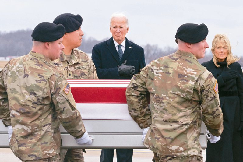 美國總統拜登（左三）二日偕第一夫人吉兒（右），在德拉瓦州空軍基地「尊嚴移靈」接回在美軍駐約旦基地喪生的軍人靈柩。（歐新社）