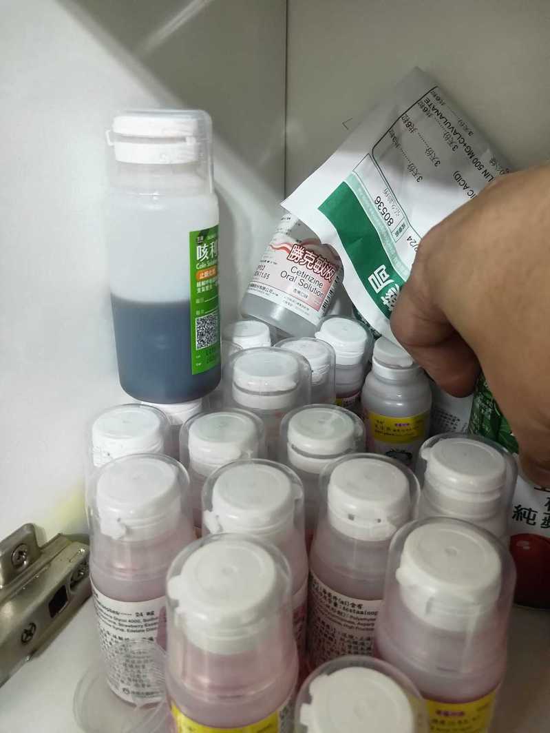 網友分享家中堆滿咳嗽藥水。圖／擷自「爆廢1公社」