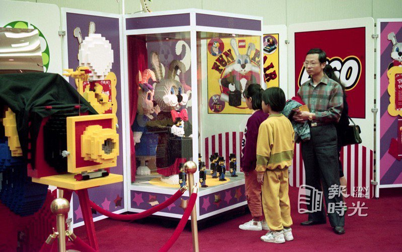 新光三越百貨於文化館A區舉辦92年樂高玩具世界巡迴展，會內展出會動的大型樂高玩具，大人小孩都驚奇。圖／聯合報系資料照(1991/12/14 徐世經攝影)
