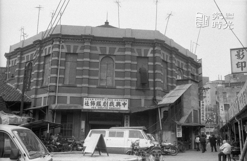 台北市西門紅樓戲院外一景。圖／聯合報系資料照(1980/03/16  徐燦雄攝影)
