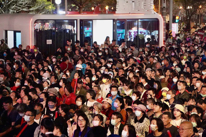 明華園戲劇總團3日晚間到訪台南安平，為2024台灣燈會安平燈區開幕式演出精彩大戲「媽祖」，吸引大批人潮到場欣賞。中央社
