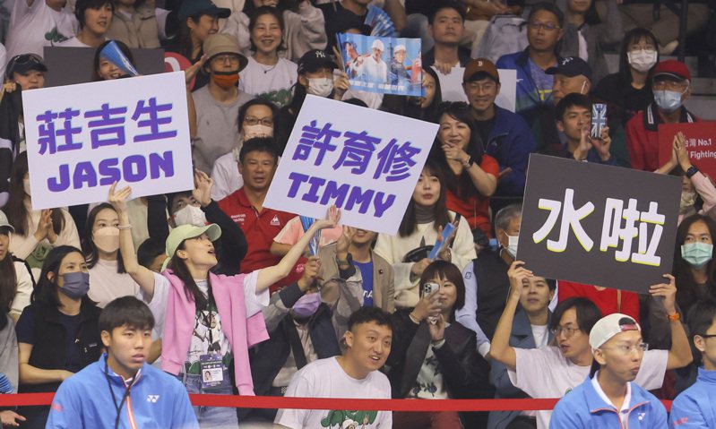 2024台維斯盃世界組總決賽資格賽4日在台北市網球中心進行最終日賽事，台灣隊派出杭州亞運男雙金牌組合莊吉生、許育修應戰，有球迷帶著看板到場賣力應援。中央社