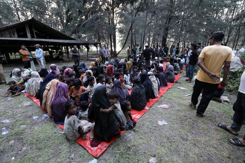 馬來西亞霹靂州警方高層今天表示，在131名緬甸移民逃出當地拘留中心後，當地警方已抓回超過40名疲憊不堪、飢腸轆轆的洛興雅難民。圖為洛興雅難民在印尼東亞齊省瓜拉帕雷克的海灘上登陸後，等待難民署工作人員進行身分識別，僅示意。歐新社資料照