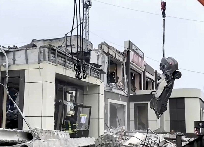 俄羅斯救難人員今天表示，烏克蘭對該國東部俄占城市利西昌斯克一家麵包店發動攻擊，死亡人數已增加至28人，包括一名孩童。圖為俄羅斯控制的烏克蘭利西昌斯克發生砲擊後，救援人員正在清理一家麵包店外的廢墟。歐新社