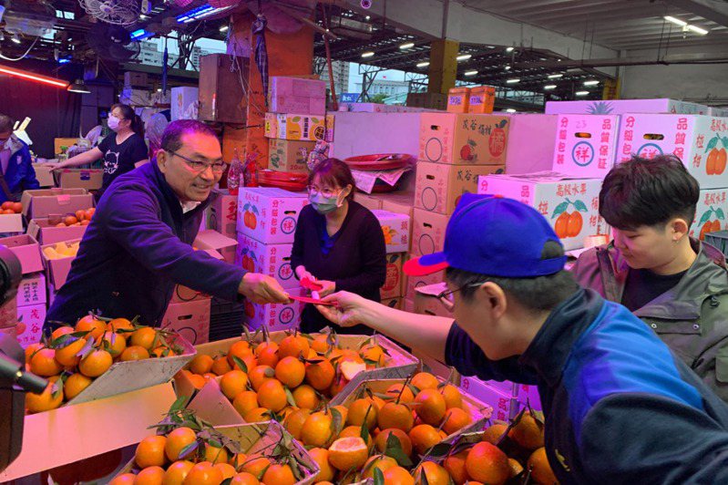 新北市長侯友宜今天到三重果菜市場視察，並發送福袋。記者葉德正／攝影