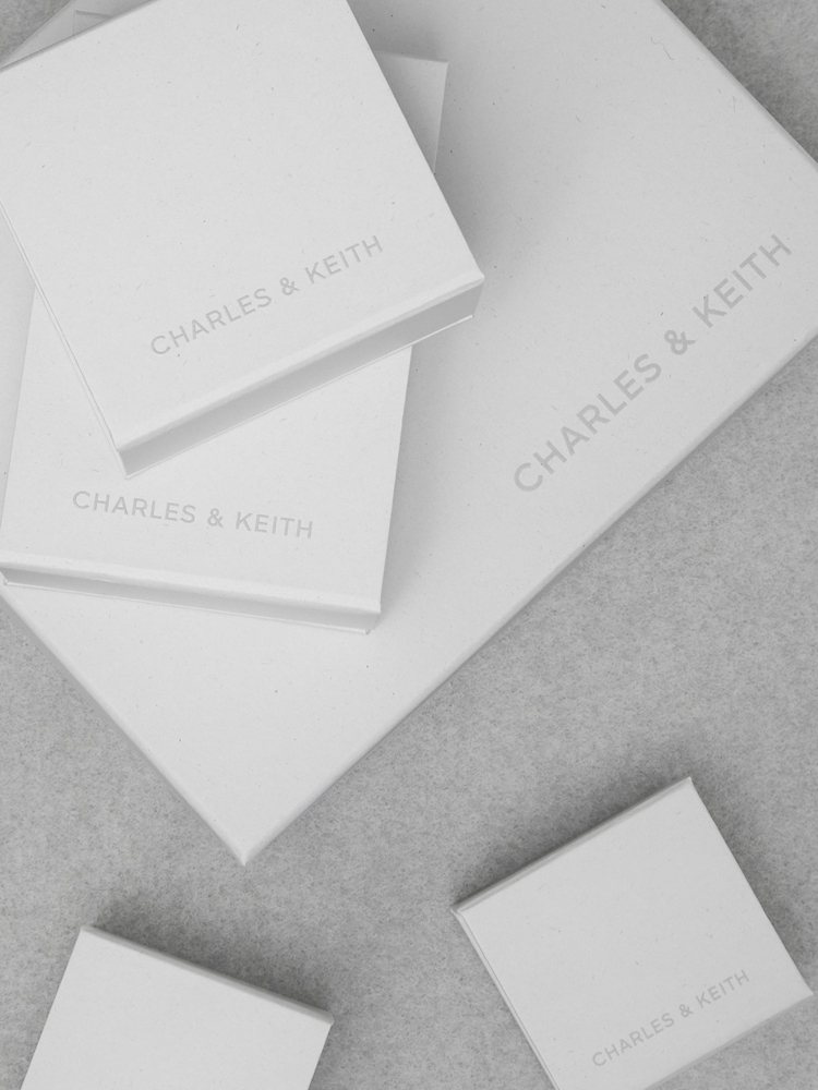 Charles & Keith從鞋盒到購物袋，所有包裝均由可回收甘蔗紙漿等負責任材料製成。圖／Charles & Keith提供
