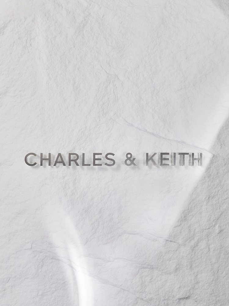 與過去相比，Charles & Keith字母Logo的間距更為緊密，顯得俐落有質感。圖／Charles & Keith提供