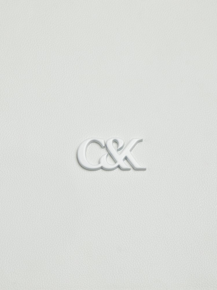 Charles & Keith利用徽章方式結合品牌名稱首字母，成為全新印花。圖／Charles & Keith提供
