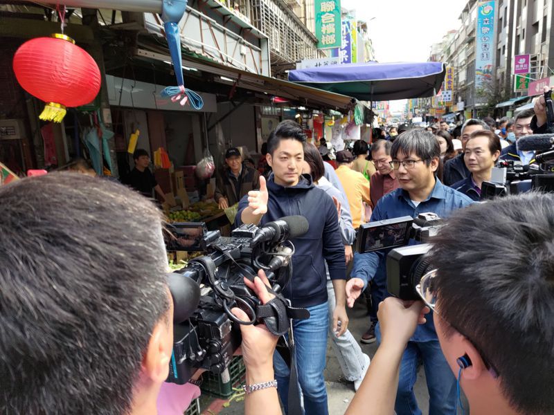台北市長蔣萬安今天上午到榮濱年貨大街向攤商、採買民眾拜早年。記者林麗玉／攝影