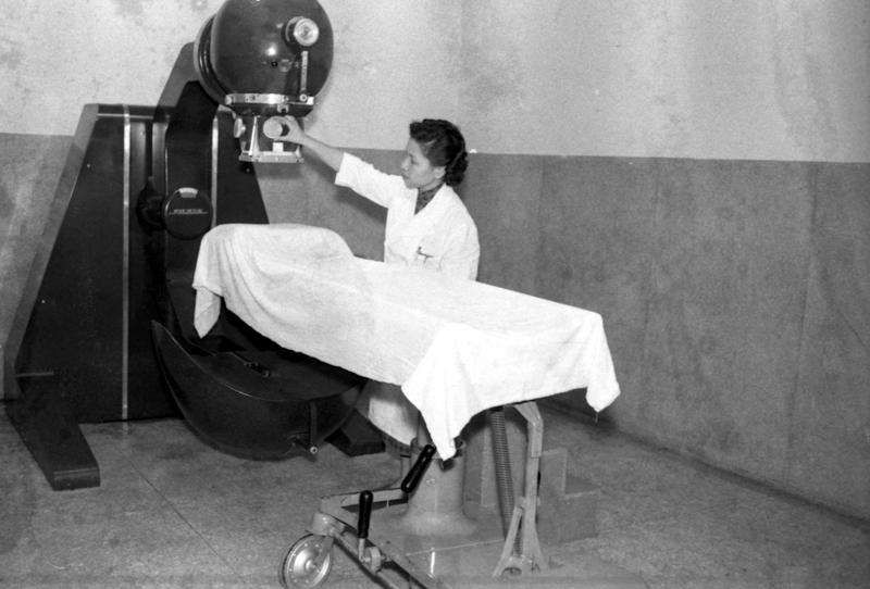 1959年台大醫院落成啟用的鈷六十癌治療室。圖／聯合報系資料照片