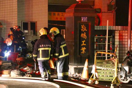 桃園市平鎮區2018年敬鵬大火造成6消防員殉職、2外籍移工喪命，引發社會譁然。圖／報系資料照