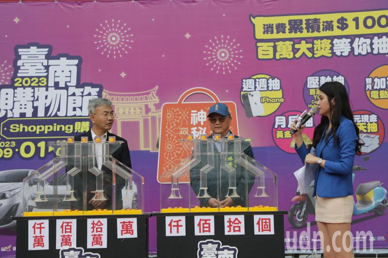 台南購物節今天於東區大遠百成功店舉行第5次月月抽活動，並宣布壓軸大獎是1公斤的金磚。記者鄭惠仁／攝影
