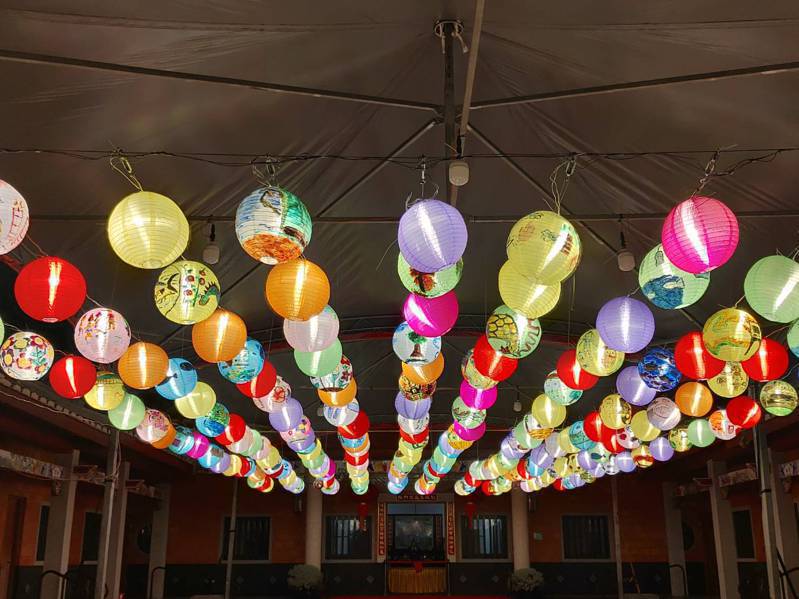 台南市北門仁安燈會啟燈，燈籠彩繪出自在地國小學子之手。圖／北門區公所提供