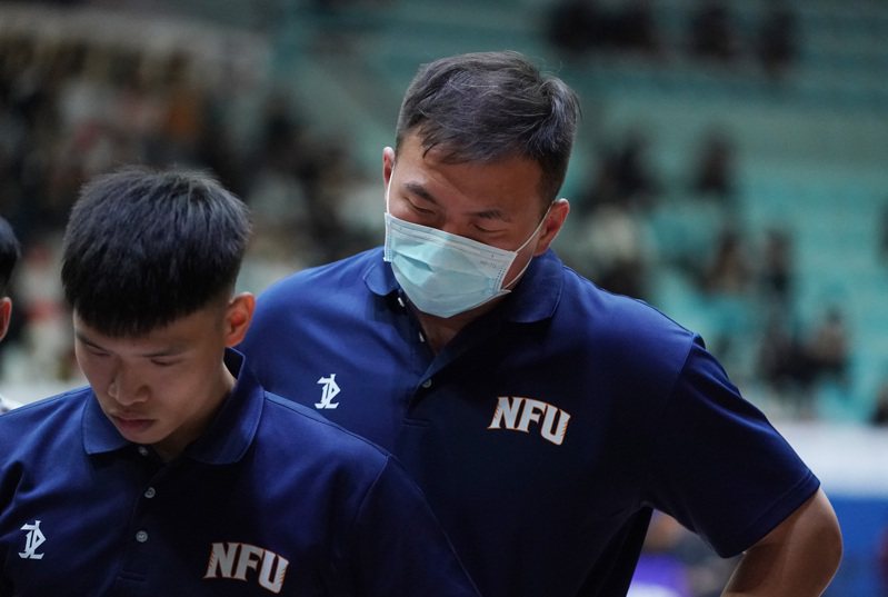 龍弘元（右）從職籃退役後，投入基層擔任教練。圖／大專體育總會提供