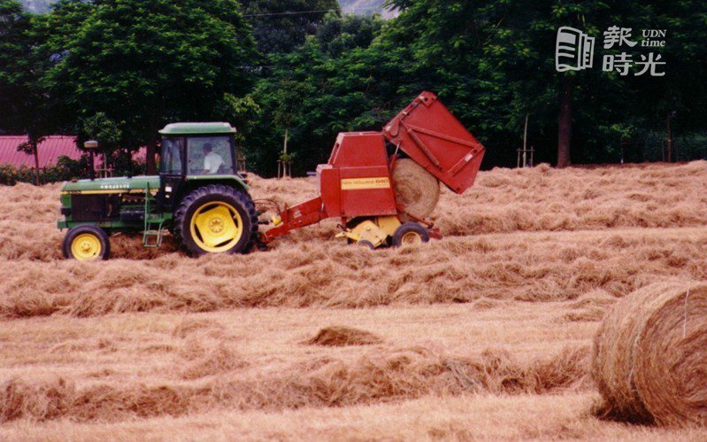 走馬瀨農場草原上機械採收牧草，被形容好像怪獸下蛋。圖／聯合報系資料照(1997/10/29 謝恩得攝影)