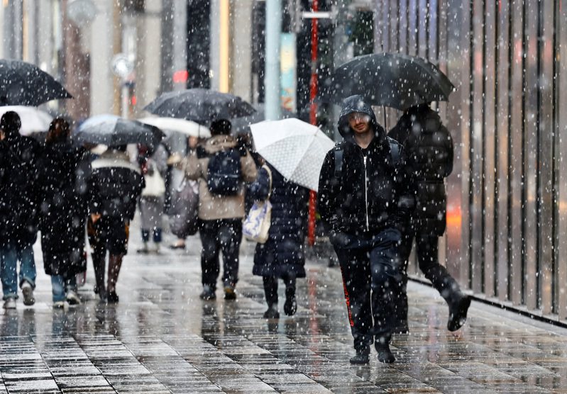 日本氣象廳預測關東甲信地方今天下午至明天將下大雪，今天至少89個在羽田機場起降的航班已被取消，多條高速公路位於關東地區的部分路段已被預防性封閉，避免車輛受困雪中。圖為人們在日本東京銀座購物娛樂區的降雪街道上行走。路透