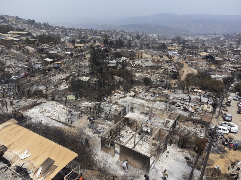 智利当局今天表示，中部地区野火造成的死亡人数已攀升至112人。总统波里奇警告，随着救援队持续搜救，死亡人数将会「大幅」增加。图为智利瓦尔帕莱索地区比尼亚德尔马受森林火灾影响的阿丘帕拉斯地区的空拍照片。欧新社(photo:UDN)