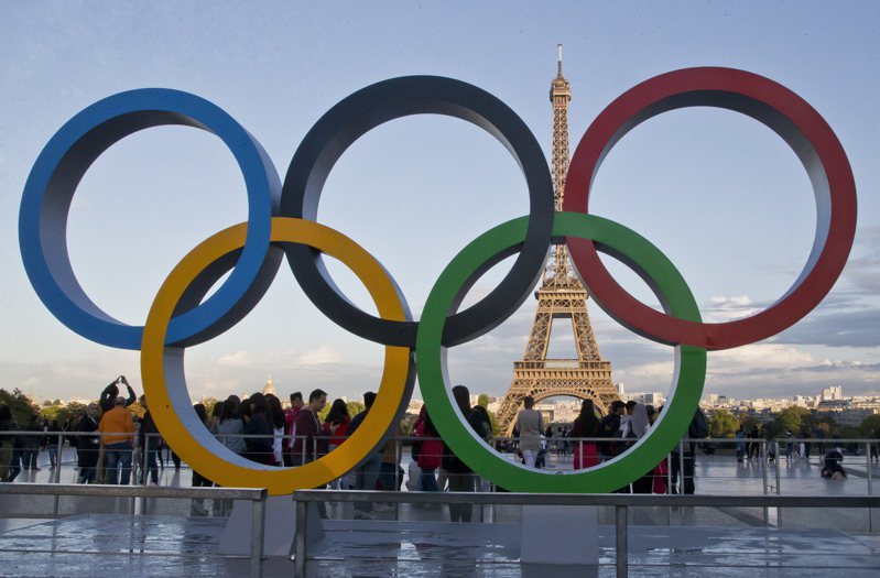 巴黎正值隆冬，很难想像酷暑究竟是何情况。但是6个月之后，世界各地的运动员前来巴黎参加奥运时，另一场可能出现的勐烈热浪将带给主办单位许多麻烦。图为2017年宣布2024夏季奥运会将于法国首都巴黎举行的隔日，奥林匹克五环竖立在俯瞰埃菲尔铁塔的特罗卡德罗广场。美联社资料照(photo:UDN)