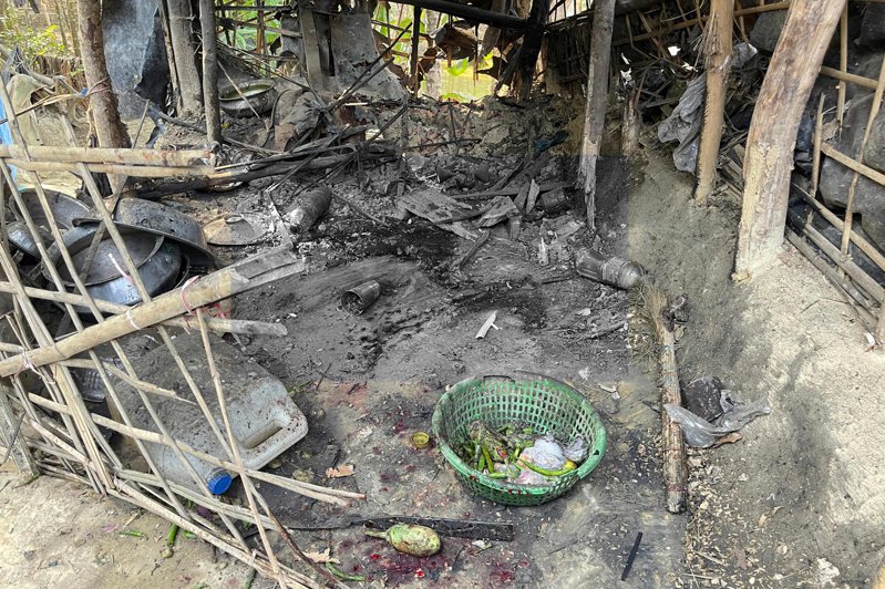 孟加拉警方今天表示，在緬甸一場衝突中發射的迫擊砲，越過邊境落在本國一座村莊，至少造成2人死亡。圖為在孟加拉國班多爾班區的古姆杜姆邊境，一名孟加拉國婦女被迫擊砲彈擊中，身上的血跡清晰可見。法新社