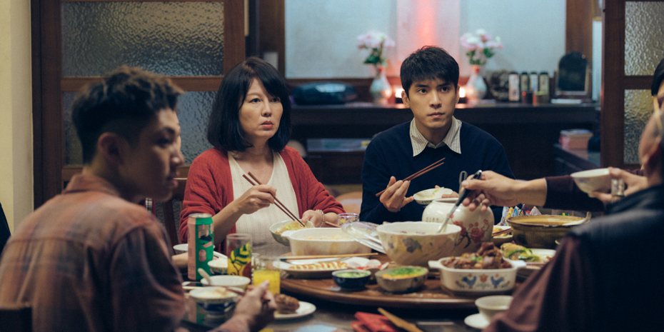 柯震東(左起)、苗可麗、林哲熹拍「愛愛內含光」的年夜飯場景。圖／Netflix提供