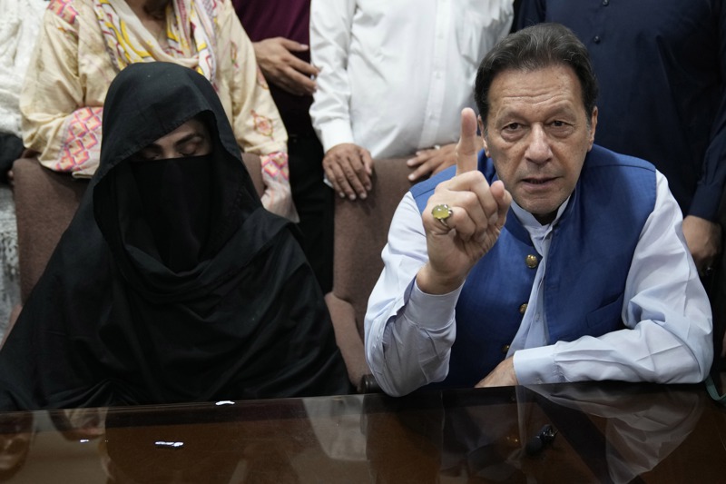 巴基斯坦前總理伊姆蘭汗（右）與妻子布希拉比比3日被地方法院裁決違反伊斯蘭律法的「待婚期」規定，雙雙被判刑7年。圖為兩人2023年7月出庭的畫面。美聯社