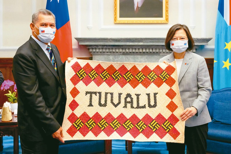 國際關注吐瓦魯會否與台北斷交。圖為落選的親台總理拿塔諾（左）前年9月訪台時，會晤蔡英文總統。圖／總統府提供