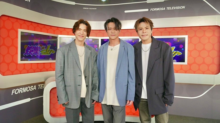 大哥吳潤恩(左起) 、二哥吳邦崴、三弟李吳鴻恩日前上「娛樂超skr」。圖／民視提供