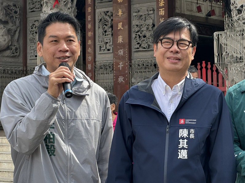 高雄市長陳其邁（右）表示，對高雄新科立委黃捷與李柏毅（左）有信心。記者徐如宜／攝影