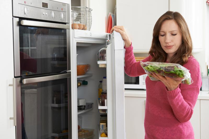 馬丁內特說，每個人的冰箱裡都有一袋想吃卻又放到腐爛的菠菜；那就是你不必買的東西。她的新客戶最常犯的錯就是為「理想中的自己」買菜。路透／Alamy