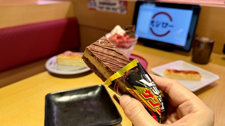 壽司郎攜手雷神巧克力，限時推出「黑雷神巧克力冰霸棒」。圖／壽司郎提供