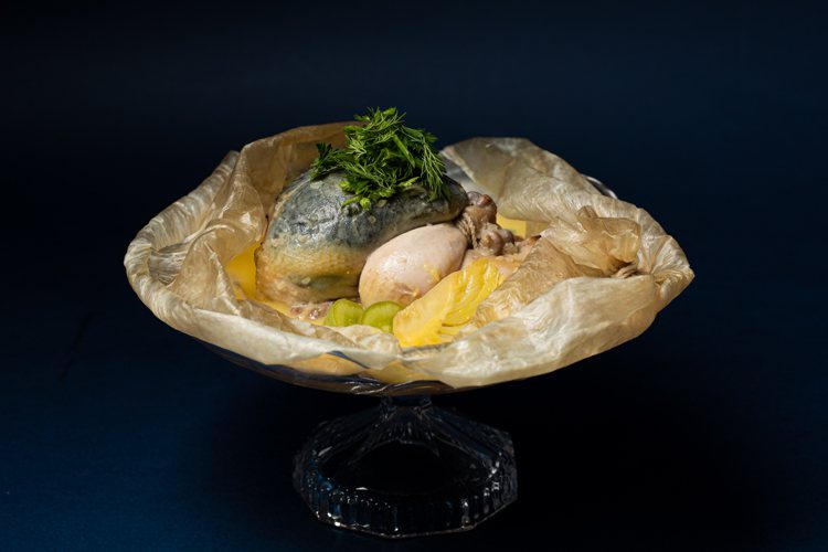 RAW的2022年夏季套餐菜色之一，來自19世紀的「龍蒿奶油茴香『古法膀胱雞』」。圖／RAW提供