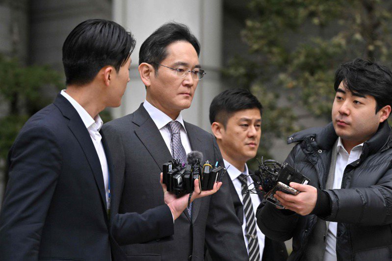 三星电子会长李在镕  (左二) 被控违反资本市场法，5日在地方法院获判无罪。法新社(photo:UDN)