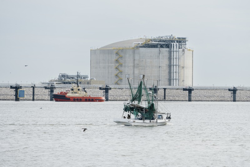 美國拜登政府1月底宣布，暫停核准液化天然氣新出口。圖為一艘漁船去年12月經過美國路易斯安納州卡梅隆市一座液化天然氣儲槽。圖／紐約時報