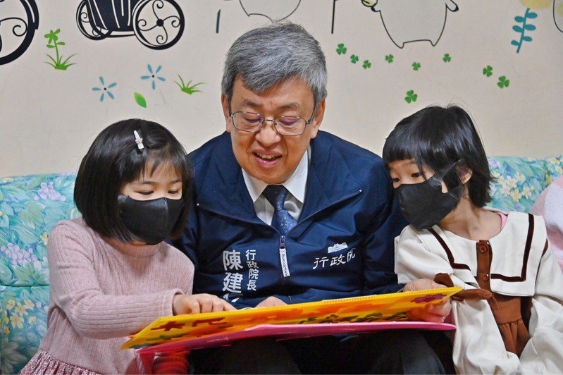 行政院長陳建仁參訪宜蘭幸夫愛兒園，與孩童共讀親切互動。圖／行政院提供