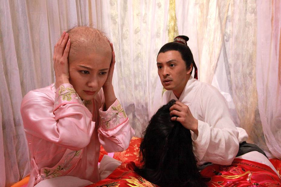 胡可(左)在「洪武大案」中飾演朱元璋女兒安慶公主，真實模樣嚇到富大龍。圖／緯來育樂台提供
