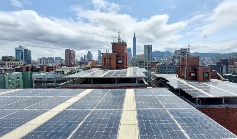內政部今天召開「建築物設置太陽光電」研商會議，地球公民基金會發布聲明並提出3點呼籲，建議此辦法的建物面積下修為90坪。聯合報系資料照