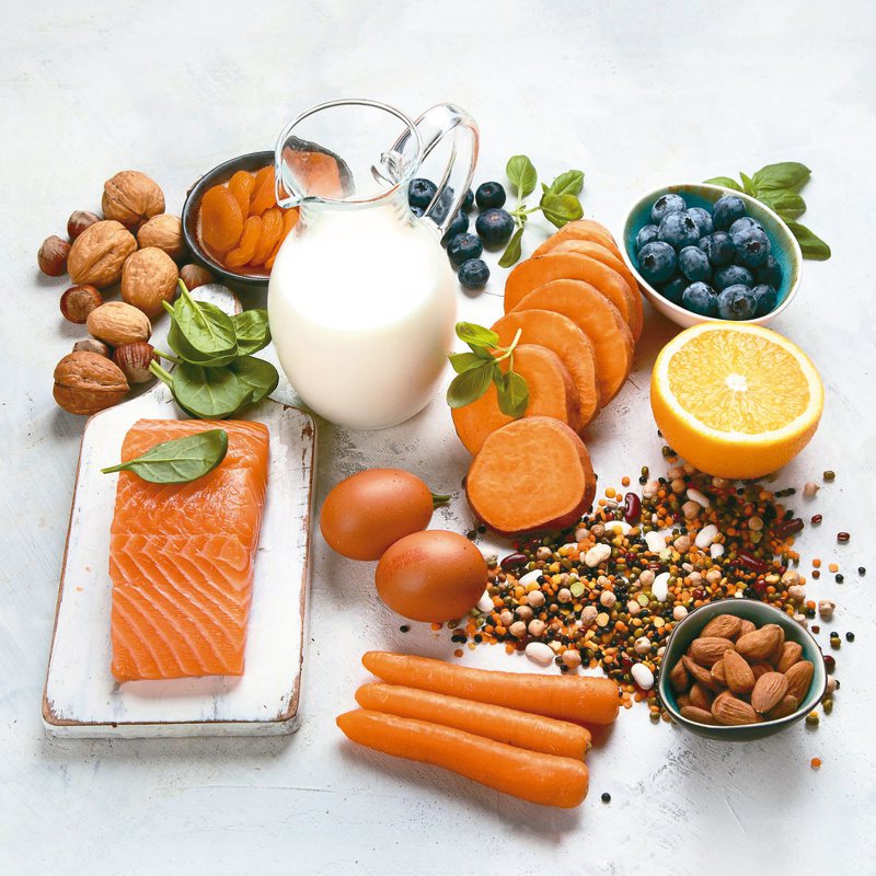食物補充營養素有助護眼，鮭魚及鮪魚等深海魚、胡蘿蔔、雞蛋等天然食材都是不錯選擇。圖／123RF