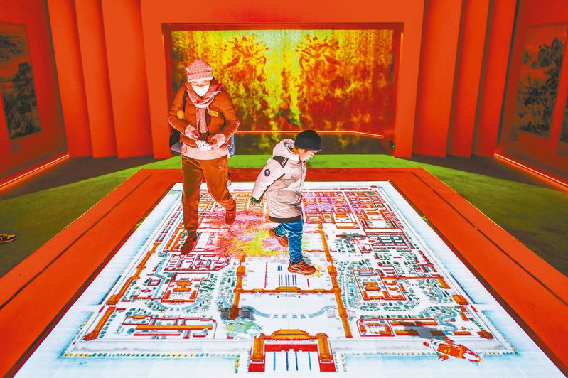 遊客在紫禁城裡過大年數字館裡的紫禁城全景圖上找「瑞獸」。圖／本報北京傳真